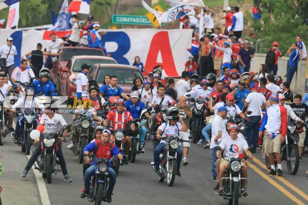 FOTOS: La eufórica llegada de la barra del Olimpia al estadio Nacional