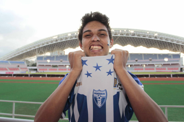 El apoyo de la afición Hondureña ante los Panameños.