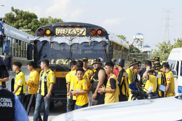 El ambientazo de los aficionados previo al clásico sampedrano en el Olímpico