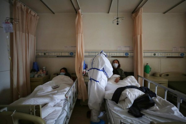 Las técnicas ancestrales que utilizan los médicos chinos para eliminar el coronavirus