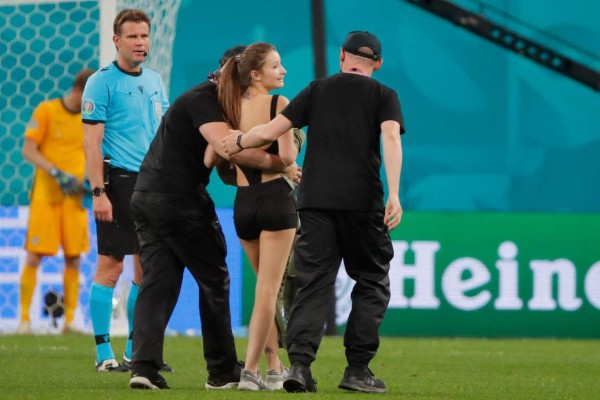 No se vio en TV: así es la preciosa espontánea que invadió el Bélgica-Finlandia por la Eurocopa