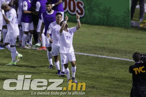 Otras fotos de la debacle: La reacción de Buba López con Maynor tras el error, decepción de los debutantes y el abrazo de Denil Maldonado