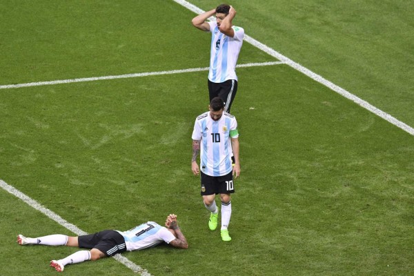 FOTOS: Messi pegado a una Virgen y todo el dolor de los argentinos