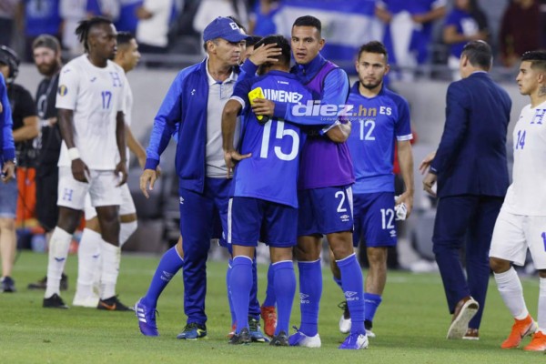 Las otras imágenes: Emilio y Ever consuelan a salvadoreños y la reacción de Coito