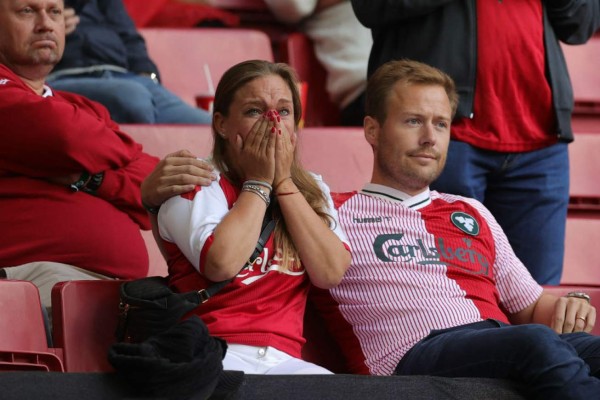 Las impactantes imágenes de Eriksen tras desplomarse: Lágrimas, el dolor de su familia y salió consciente