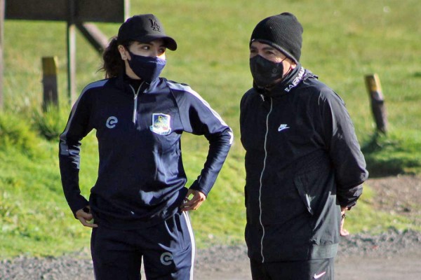 Así es la hermosa conductora de ESPN que entrena a un equipo mexicano y debutó con triunfo
