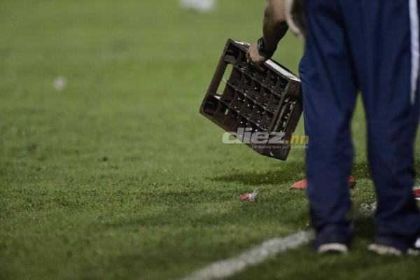 ¡Piedras, bengalas y morteros! Las agresiones se han visto en el fútbol hondureño en los últimos años