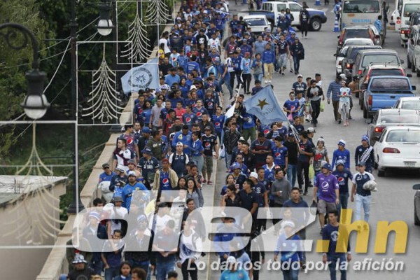 Ambientazo: Largas filas y hasta hinchas tatuados en la final entre Motagua y Olimpia