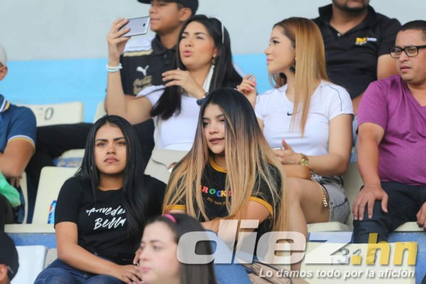 ¿Quién es la rubia? Las hermosas chicas que le dieron el color al clásico Olimpia-Motagua