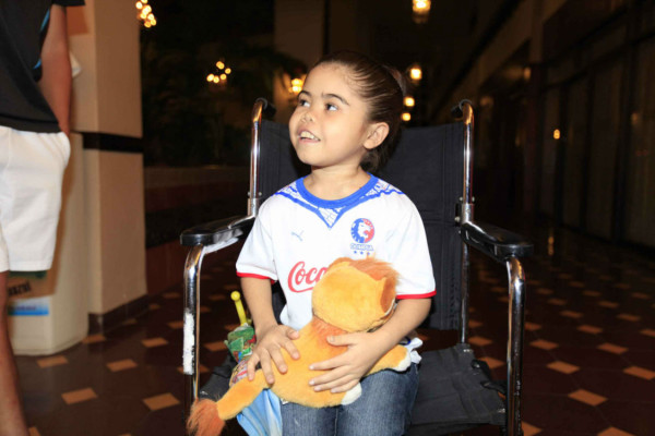 Dania, la niña que emocionó a los merengues.