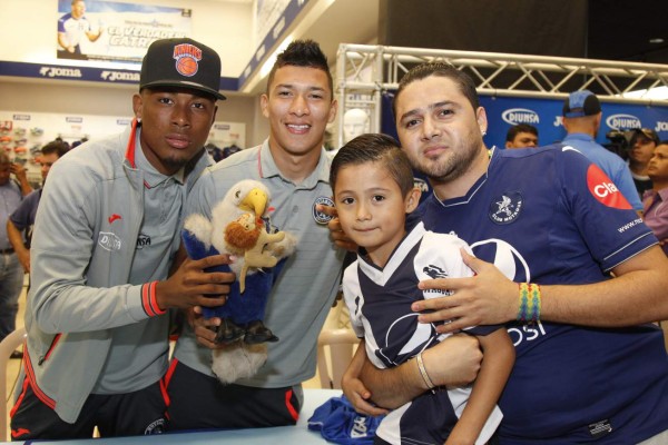 Aficionados abarrotaron llegada de Motagua a San Pedro Sula