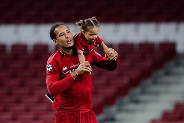 Fotos: Así es la esposa de Van Dijk, la bella holandesa que lo ''amarró'' desde su infancia