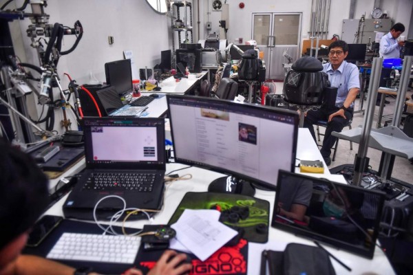 Coronavirus: Tailandia lanza un extraño robot para luchar contra la fatal enfermedad