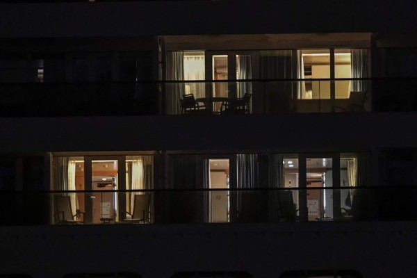 Termina la pesadilla: Pasajeros de cruceros con coronavirus desembarcan en Fort Lauderdale