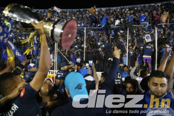 No se vio en TV: Locura en camerinos y el abrazo de Diego Vázquez con Henry Figueroa