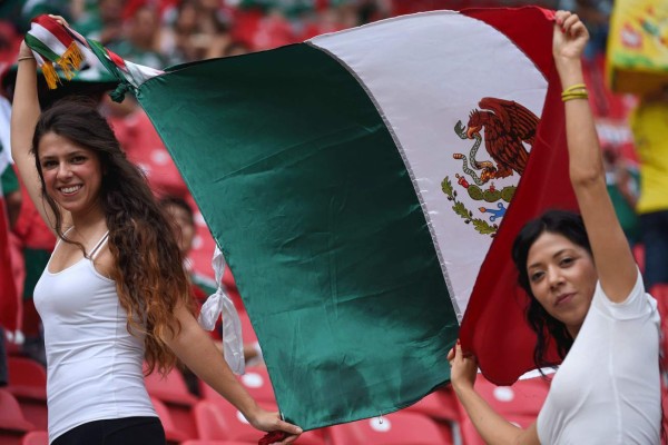 Aficionados mexicanos ponen color y fiesta en las gradas.