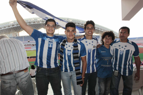 El apoyo de la afición Hondureña ante los Panameños.
