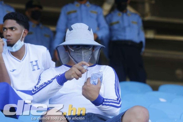 Padre e hijo, los primeros en llegar al Olímpico, seguridad total y la cancha luce espectacular