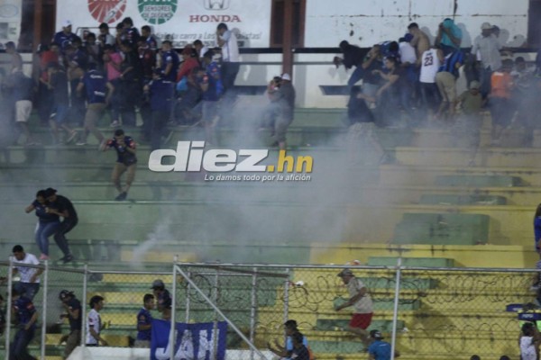 ¡Penoso! Bronca en la cancha de Comayagua y caos en las gradas por gas lacrimógeno