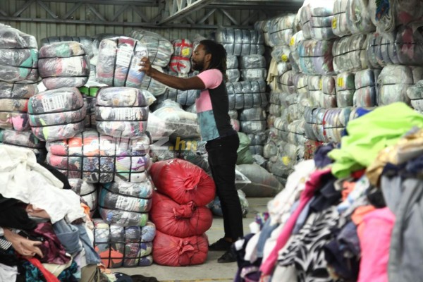 Así es el trabajo de Roy Smith cargando bultos y seleccionando ropa en una bodega de ropa
