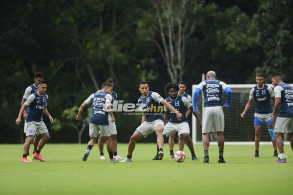 Consejos del Bolillo a un jugador y Kervin Arriaga toma precauciones: Las fotos del entreno de Honduras