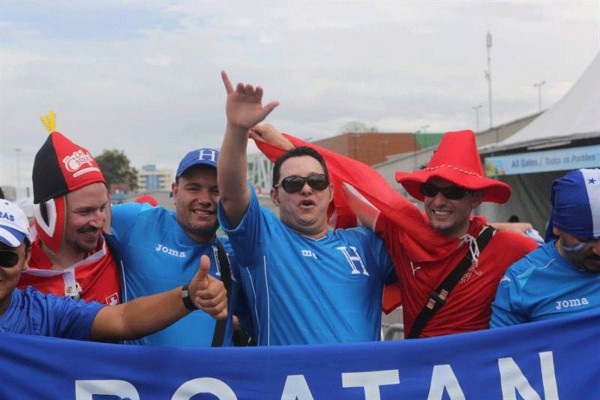 Hondureños y suizos ponen la fiesta en Manaus.