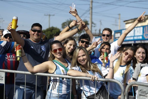 NO SE VIO EN TV: La visita de Antonella, la misteriosa novia en las gradas y la solicitud de niño a Messi