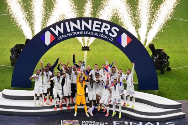 El beso de Mbappé y así celebró con Benzema el título de la Liga de Naciones; Luis Enrique y el gesto con sus jugadores