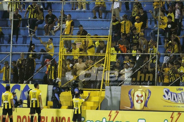 En fotos: La euforia de Wilmer Cruz y la barra del Real España estalla de furia