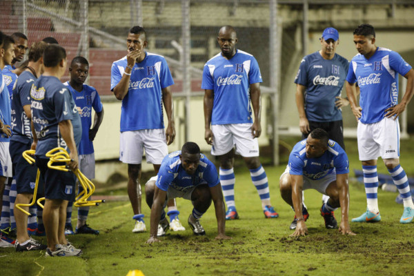 La Selección reconoció este jueves por la noche el estadio Rommel Fernández.