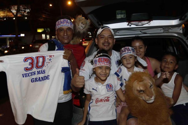 ¡Locura total! La afición olimpista invade las callejas para festejar la copa 30