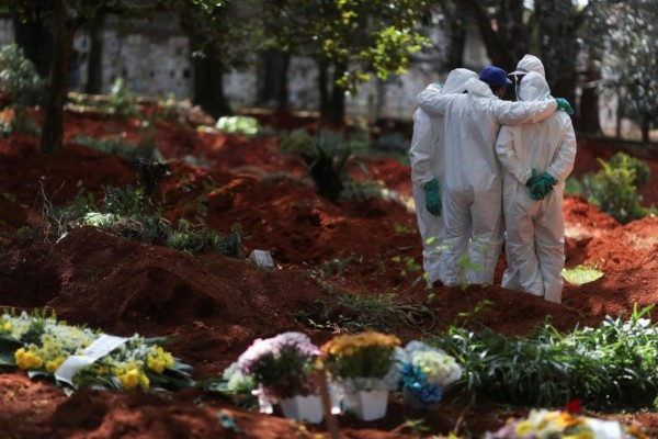 Talan bosque tropical en Manaos, Brasil para abrir cientos de tumbas por muertes de coronavirus