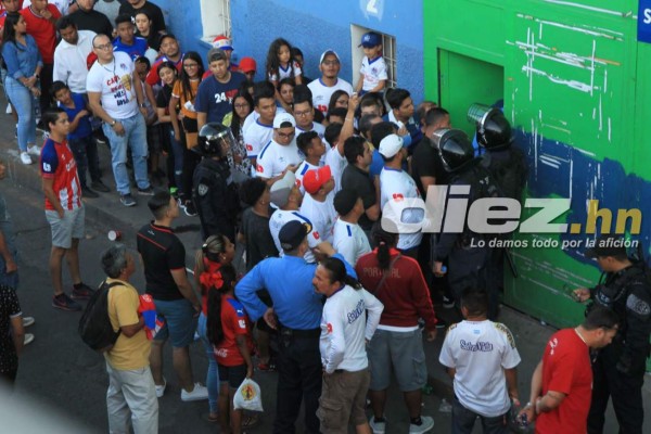 Fotos: El desorden que se dio en las afueras del estadio Nacional por el cierre de los portones