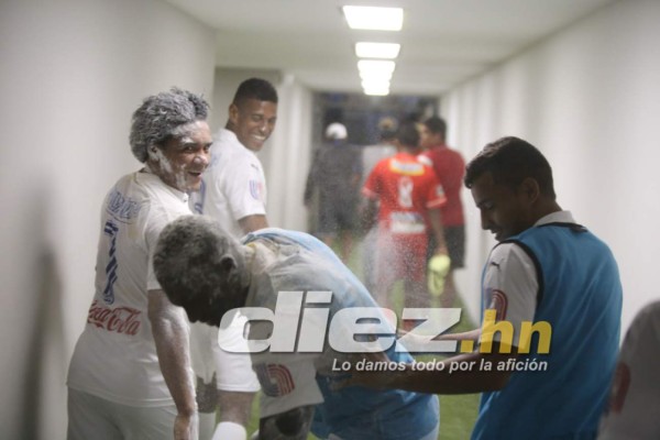 ¡Qué bromita! Jugadores del Olimpia bañan de huevo y harina a Estupiñán&nbsp;&nbsp;