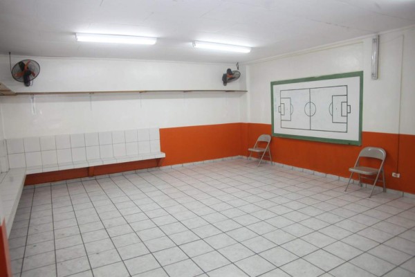 Contraste: Los camerinos de local y de visita en los estadios de Honduras