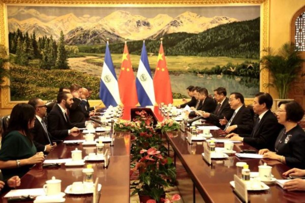 Nayib Bukele, presidente de El Salvador, promete construir el mejor estadio de toda Centroamérica