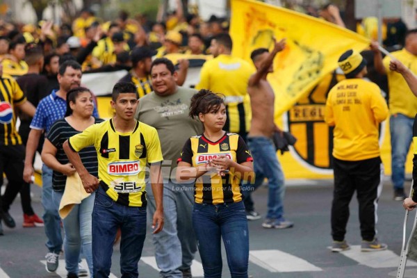 La Ultra Fiel y la Mega Barra le ponen color al clásico en el Morazán