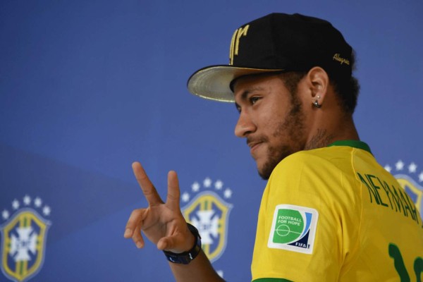 Neymar visitó a sus compañeros la concentración de Brasil.