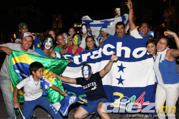 Hondureños celebrando clasificación al Mundial