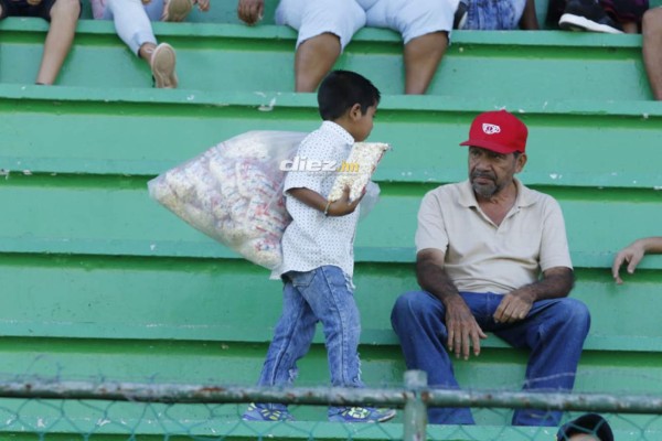 Fotos: Belleza, Golazo de Jeison Mejía en el Excélsior y pancarta contra el racismo