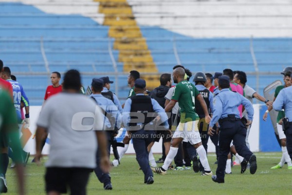 NO VISTE EN TV: Marathón-Real España terminó con zafarrancho y lágrimas
