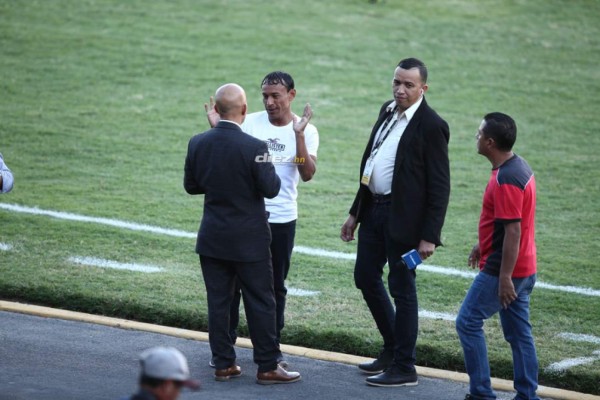 Dos jugadores de otros equipos llegaron a apoyar a Olimpia y el abrazo de Trogio y Vargas