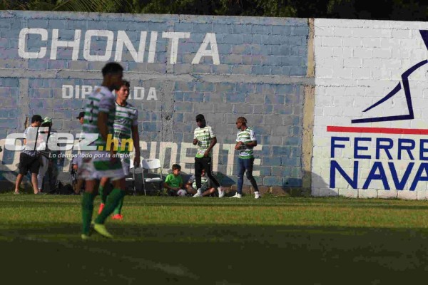 Legionarios invitados para el San Juan-Pinares y aficionado lo ve desde una hamaca