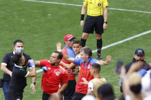 No se vio por TV: Peleas, arrestos, el espontáneo, el 'colado' en celebración de Motagua y la belleza de Elexa Bahr