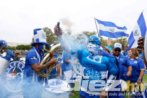 ¡Una fiesta! Lindo ambiente y bellas chicas para el Honduras-El Salvador por la Copa Oro