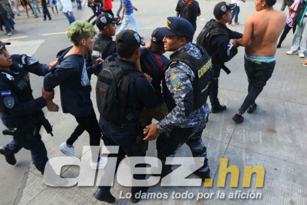 EN FOTOS: Enfrentamiento violento entre barras de Olimpia y Motagua