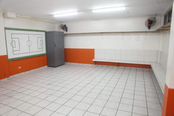 Contraste: Los camerinos de local y de visita en los estadios de Honduras