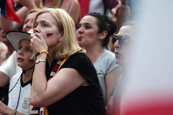 El toque femenino: Las bellezas en el Francia-Alemania