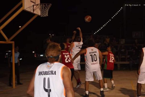 Llenazo en cancha para ver el debut de Rambo como jugador de baloncesto