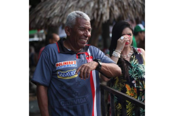 Sonrisas, unidad y el escudo de arena de los jugadores del Vida